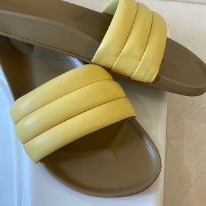 Beatrice Valenzuela Yellow Classic Sandalia size 9